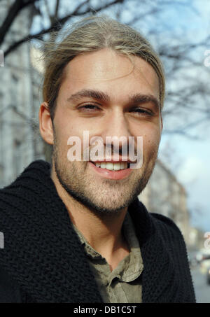 Violoniste allemand David Garrett, qui joue un 300-year-old Stradivari, pose au cours d'une entrevue à Munich, Allemagne, 03 décembre 2007. Photo : Angelika Warmuth Banque D'Images