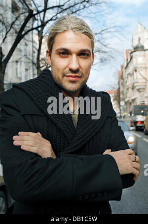 Violoniste allemand David Garrett, qui joue un 300-year-old Stradivari, pose au cours d'une entrevue à Munich, Allemagne, 03 décembre 2007. Photo : Angelika Warmuth Banque D'Images