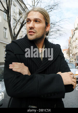 Violoniste allemand David Garrett, qui joue un 300-year-old Stradivari, pose au cours d'une entrevue à Munich, Allemagne, 03 décembre 2007. Photo : Angelika Warmuth Banque D'Images