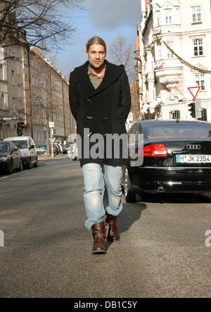 Violoniste allemand David Garrett, qui joue un 300-year-old Stradivari, pose au cours d'une entrevue à Munich, Allemagne, 03 décembre 2007. Photo : Angelika Warmuth Banque D'Images