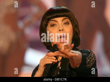 La chanteuse française Mireille Mathieu procède à l'enregistrement de spectacle de Noël "Willkommen bei Carmen Nebel'. Bienvenue chez Carmen Nebel's) par canal de télévision ZDF à Dresde, Allemagne, 06 décembre 2007. L'émission sera diffusée le 19 décembre. Photo : RALF HIRSCHBERGER Banque D'Images