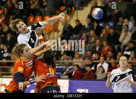 Grit Jurack (L) haut de l'Allemagne se lève contre deux Spainards dans le Championnat du Monde de Handball femmes tour principal groupe II match Espagne/Allemagne à Dijon, France, 06 décembre 2007. L'Allemagne bat l'Espagne 30-25. Photo : Rolf Haid Banque D'Images