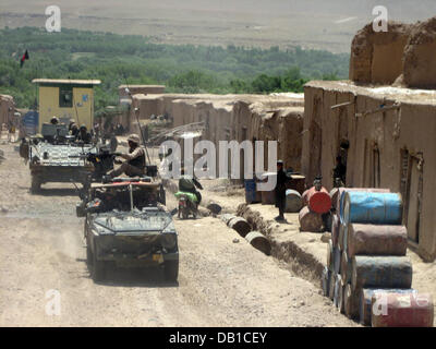 (Afp) le fichier photo datée du 07 mai 2005 montre un convoi hollandais entrant Chora, en Afghanistan. Selon les informations de l'agence de presse allemande dpa dating 07 décembre 2007, le Ministère fédéral du développement a approuvé la participation de la coopération technique allemande (GTZ) pour l'expansion de l'Urusgan province Allemagne participation civile dans la sud. Le gouvernement néerlandais avait demandé Banque D'Images