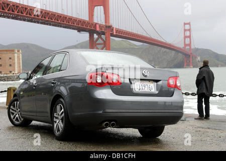 (Afp) le fichier photo datée du 08 janvier 2005 montre une Volkswagen Jetta photographié à la Golden Gate Bridge de San Francisco, CA, United States. L'industrie allemande rechercher de nouveaux sites de production dans la zone dollar US en raison de l'appréciation de l'Euro. Plan d'Airbus et de Volkswagen, les plantes d'autres entreprises sont déjà là. Photo : Rainer Jensen Banque D'Images