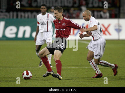 Maerk malade mental (C) de Nuremberg protège le ballon contre Alkmaar's Demy de Zeeuw lors de la Coupe de l'UEFA GROUPE A match 1.FC Nuremberg v AZ Alkmaar au stade easyCredit de Nuremberg, Allemagne, 05 décembre 2007. Nuremberg a gagné le match 2-1. Photo : Daniel Karmann Banque D'Images