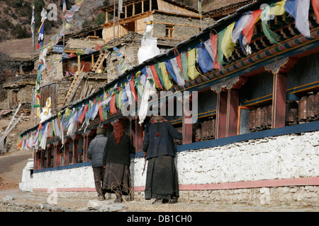 Moulin à Prières bouddhiste tibétain, mur, village Upper Pisang circuit de l'Annapurna, de l'Annapurna Conservation Area, Népal Banque D'Images