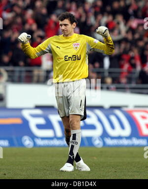 Gardien Raphael Schaefer de Stuttgart célèbre la victoire après le match de Bundesliga contre le VfB Stuttgart VfL Wolfsburg au stade Gottlieb-Daimler-à Stuttgart, Allemagne, 08 décembre 2007. Stuttgart a battu Wolfsburg 3-1. Photo : Julia Weißbrod Banque D'Images