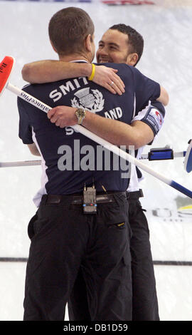 Peter Smith (C) et David Murdoch (R) hug après avoir remporté le 2007 championnats de curling finale européenne Norvège v Ecosse dans Füssen, Allemagne, 08 décembre 2007. Photo : Karl-Josef Opim Banque D'Images