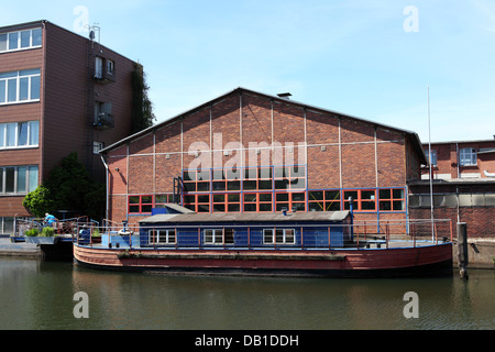 Une barge sur Wilhelmsburg Island qui abrite le Salon International de la construction 2013 (IBA) à Hambourg, Allemagne. Banque D'Images