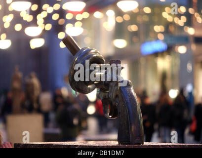 Carl Frederik du Reuterswaerd "non-violence" sculpture en photo au centre-ville de Stockholm, Suède, le 09 décembre 2007. La célèbre sculpture est affiché au siège des Nations Unies à New York, et dans le jardin de la chancellerie allemande à Berlin. Le pistolet noué est un symbole pour la paix. Photo : Kay Nietfeld Banque D'Images