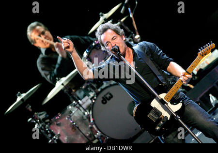 Musicien de rock américain Bruce Springsteen (R) et son batteur du Max Weinberg (L) Exécuter pendant un spectacle de 'The Boss' et son légendaire E-Street Band à Cologne, Allemagne, 13 décembre 2007. Les musiciens sont actuellement en tournée en Europe, leur spectacle de clôture est prévu pour le 19 décembre à Londres, au Royaume-Uni. Photo : Rolf Vennenbernd Banque D'Images