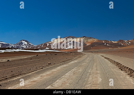 Route de terre en paysage de Reserva Nacional de Fauna Andina Eduardo Abaroa, Bolivie, Amérique du Sud Banque D'Images