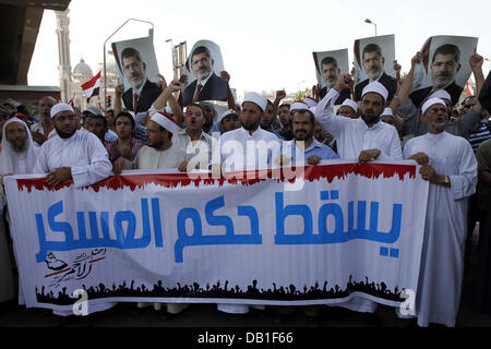 Le Caire, Le Caire, Égypte. 22 juillet, 2013. Des membres des Frères musulmans et des partisans de l'ancien président égyptien Mohamed Morsi, crier des slogans lors d'une manifestation devant la mosquée al-Noor au Caire le 22 juillet 2013. La famille de l'ancien président égyptien Mohamed Morsi a déclaré lundi qu'il faudrait une action judiciaire contre l'armée, l'accusant d'avoir enlevé le premier président démocratiquement élu Crédit : Ahmed Asad APA/Images/ZUMAPRESS.com/Alamy Live News Banque D'Images