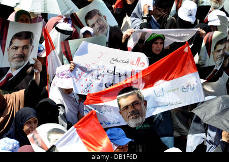 Le Caire, Le Caire, Égypte. 22 juillet, 2013. Des membres des Frères musulmans et des partisans de l'ancien président égyptien Mohamed Morsi, crier des slogans lors d'une manifestation devant la mosquée al-Noor au Caire le 22 juillet 2013. La famille de l'ancien président égyptien Mohamed Morsi a déclaré lundi qu'il faudrait une action judiciaire contre l'armée, l'accusant d'avoir enlevé le premier président démocratiquement élu Crédit : Ahmed Asad APA/Images/ZUMAPRESS.com/Alamy Live News Banque D'Images