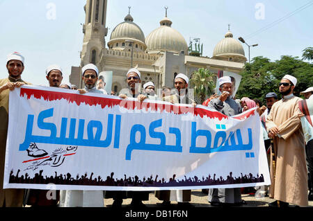 Le Caire, Le Caire, Égypte. 22 juillet, 2013. Des membres des Frères musulmans et des partisans de l'ancien président égyptien Mohamed Morsi, crier des slogans lors d'une manifestation devant la mosquée al-Noor au Caire le 22 juillet 2013. La famille de l'ancien président égyptien Mohamed Morsi a déclaré lundi qu'il faudrait une action judiciaire contre l'armée, l'accusant d'avoir enlevé le premier président démocratiquement élu Crédit : Ahmed Asad APA/Images/ZUMAPRESS.com/Alamy Live News Banque D'Images