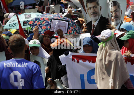 Le Caire, Le Caire, Égypte. 22 juillet, 2013. Des membres des Frères musulmans et des partisans de l'ancien président égyptien Mohamed Morsi, crier des slogans lors d'une manifestation devant la mosquée al-Noor au Caire le 22 juillet 2013. La famille de l'ancien président égyptien Mohamed Morsi a déclaré lundi qu'il faudrait une action judiciaire contre l'armée, l'accusant d'avoir enlevé le premier président démocratiquement élu Crédit : Ahmed Asad APA/Images/ZUMAPRESS.com/Alamy Live News Banque D'Images