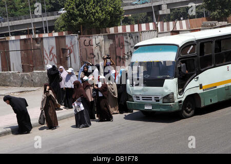 Le Caire, Le Caire, Égypte. 22 juillet, 2013. Des membres des Frères musulmans et des partisans de l'ancien président égyptien Mohamed Morsi, crier des slogans lors d'une manifestation devant la mosquée al-Noor au Caire le 22 juillet 2013. La famille de l'ancien président égyptien Mohamed Morsi a déclaré lundi qu'il faudrait une action judiciaire contre l'armée, l'accusant d'avoir enlevé le premier président démocratiquement élu Crédit : Ahmed Asad APA/Images/ZUMAPRESS.com/Alamy Live News Banque D'Images