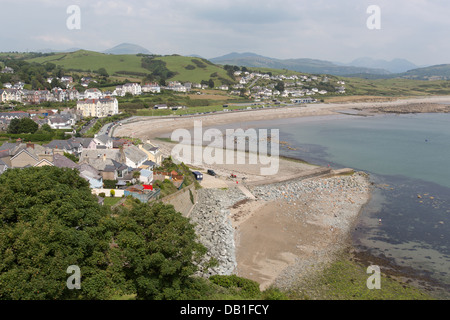 Ville de Criccieth, Pays de Galles. Une vue pittoresque de la ville galloise de Garndolbenmaen avec l'Eastern Beach au premier plan. Banque D'Images