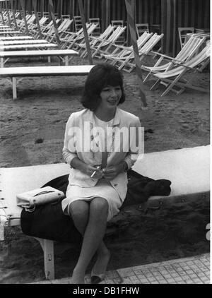 GRECO, Juliette, * 7.2.1927, chanteuse et actrice française, demi-longueur, sur la plage, pendant le Festival du Film de Venise, Venise, août 1963, Banque D'Images