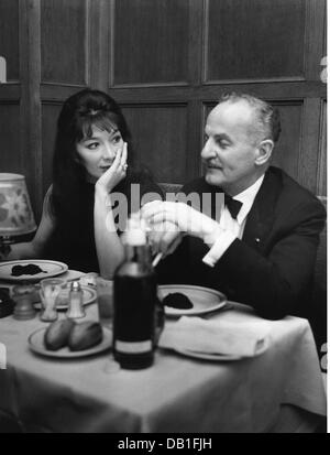 GRECO, Juliette, * 7.2.1927, chanteuse et actrice française, demi-longueur, avec Darryl F. Zanuck, au restaurant, années 1950, Banque D'Images