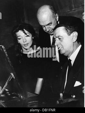 GRECO, Juliette, * 7.2.1927, chanteuse et actrice française, demi-longueur, avec Otto Preminger, Georges Auric, répétition du chanson "Bonjour Tribesse", 7.8.1957, Banque D'Images