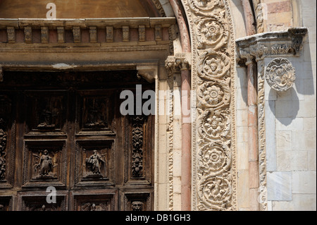 Italie, Ombrie, Todi, duomo, porte Banque D'Images