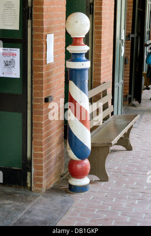 Un bâton de barbier devant une boutique califonienne. Une tradition datant du Moyen âge dicte les couleurs du pôle. Banque D'Images