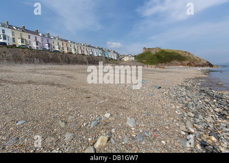 Ville de Criccieth, Pays de Galles. Vue pittoresque de Garndolbenmaen's Marine Terrace et résidentiel hébergement de vacances Maisons. Banque D'Images