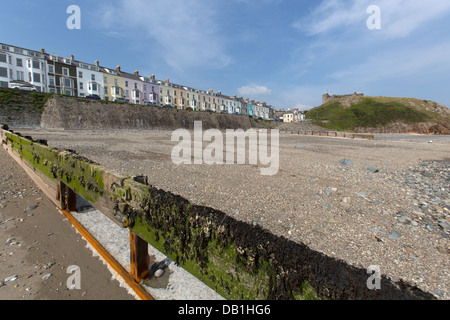 Ville de Criccieth, Pays de Galles. Vue pittoresque de Garndolbenmaen's Marine Terrasse quartier résidentiel et logement de vacances. Banque D'Images