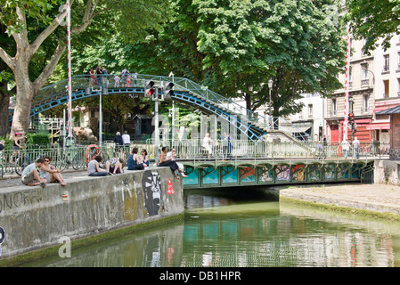 Pont tournant et passerelle au-dessus du canal Saint-Martin, près de l'hôtel du nord - Paris, France Banque D'Images