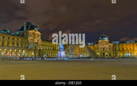 Musée du Louvre la nuit, Paris, France Banque D'Images