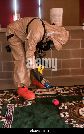 Un soldat de la Garde nationale de Porto Rico recherche les matières radioactives pendant un exercice de détection des radiations au Fort McCoy, au Wisconsin, le 16 juillet. La formation faisait partie de l'exercice 2013 Patriot, un exercice d'intervention interne de la Garde nationale qui inc Banque D'Images