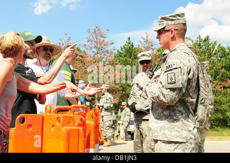 Le Sgt. Brian Houstinger de la Garde nationale du Wisconsin's 32e Compagnie de Police militaire tente de calmer et expliquer la situation aux acteurs civils concernés au cours d'une émeute à l'exercice Fort McCoy, au Wisconsin, le 16 juillet. La formation faisait partie de Patriot 2 Banque D'Images