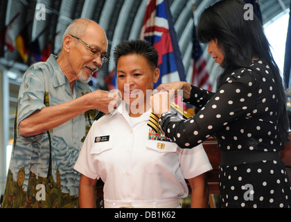 Adm arrière. Bette Bolivar, commandant de la Marine, au nord-ouest, l'un obtient son épaule étoiles ci-joint les conseils de son père, Ted Cereno Banque D'Images