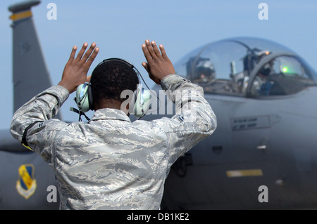 U.S Air Force d'un membre de la 1re classe Alain Joseph, 4e Escadron de maintenance des aéronefs, chef d'équipe supprime un F-15E Strike Eagle affecté à la 336e Escadron de chasse de commencer à rouler vers la piste à Seymour Johnson Air Force Base, N.C., 17 juillet 2013. Le curriculum vitae. Banque D'Images