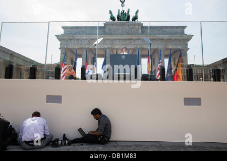 Les photojournalistes Evan Vucci et Jewel Samad travailler dans l'avant-plan en tant que Président des Etats-Unis, Barack Obama, prononce une allocution à la porte de Brandebourg Le 19 juin 2013 à Berlin, Allemagne. Sur scène avec le président sont la Chancelière Angela Merkel et le maire de Berlin, Klaus Wowereit. Banque D'Images