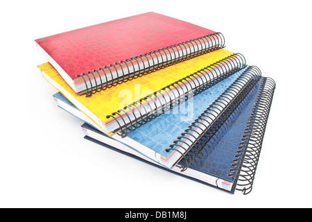 Pile de carnets à spirale colorée isolated on white Banque D'Images