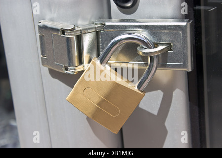 Le cadenas fermé une porte métallique Banque D'Images