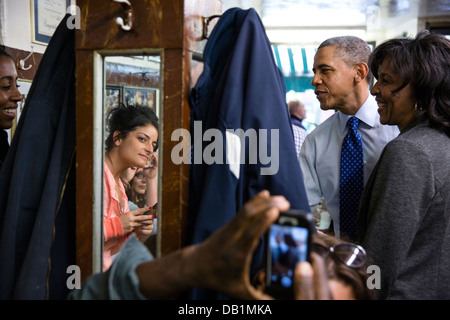 Le président américain Barack Obama accueille les clients au cours d'un arrêt inopiné à Charlie's Sandwich Shoppe le 12 juin 2013 à Boston, MA. Banque D'Images
