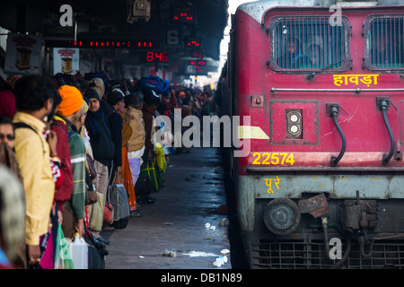 Au cours de la plate-forme de train bondé Kumbh Mela à Allahabad, Inde Banque D'Images