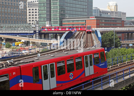 London Docklands Light Railway trains passent près de West India Quay Station Banque D'Images