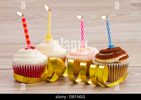 Quatre petits gâteaux d'anniversaire sur la table Banque D'Images