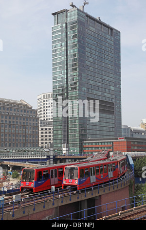 London Docklands Light Railway trains passent près de West India Quay Station Banque D'Images