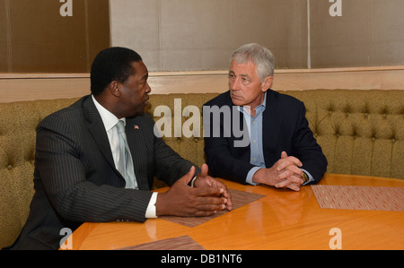 Le secrétaire à la défense Chuck Hagel, droite, rencontre avec le maire de Jacksonville Alvin Brown au Naval Air Station Jacksonville, en Floride, le 16 juillet 2013. Hagel a été sur un voyage de trois jours à visiter plusieurs installations sur la côte Est des États-Unis. Banque D'Images