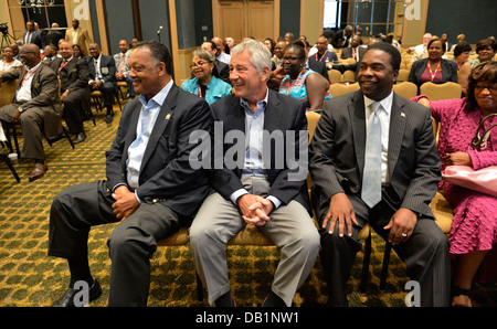 Le secrétaire à la défense Chuck Hagel, centre, siège avec le défenseur des droits du Révérend Jesse Jackson, gauche, et Jacksonville Maire Alvin Brown lors de la Conférence des responsables des transports des Minorités le 16 juillet 2013, à Jacksonville, en Floride, Hagel est en route t Banque D'Images