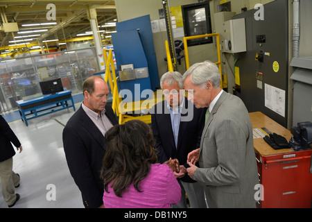 Le secrétaire à la défense Chuck Hagel, centre historique, rencontre, de gauche, les représentants des États-Unis. Ted Yoho, Corrine Brown et Ander Crenshaw après l'adressage des employés civils du centre de préparation de la flotte au sud-est le 16 juillet 2013, au Naval Air Station Jacksonville, Fla. Banque D'Images