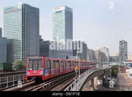 Un London Docklands Light Railway train quitte la gare de Blackwall. Quartier des affaires de Canary Wharf en arrière-plan Banque D'Images