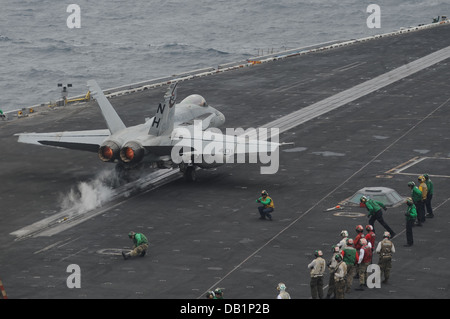 Un F/A-18C Hornet affectés à la mort de Marine Rattlers Fighter Attack Squadron (VFA) 146 lance hors de l'envol du Banque D'Images