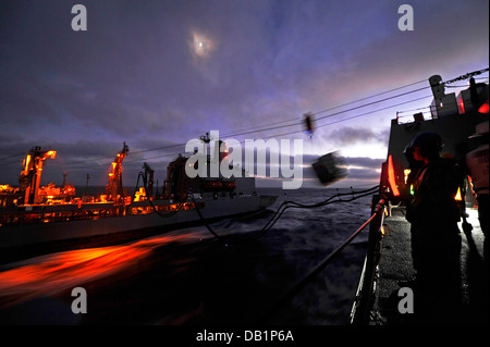 Le quai de transport amphibie USS New Orleans (LPD 18) procède à une reconstitution en cours avec le transport maritime militaire Comman Banque D'Images