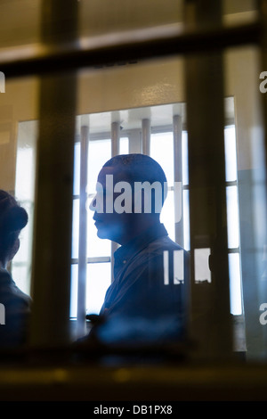 Le président américain Barack Obama écoute ancien prisonnier Ahmed Kathrada comme il se tient dans l'ancien Président sud-africain Nelson Mandela's cell au cours d'une visite de la prison de Robben Island sur l'île Robben, 30 juin 2013 à Cape Town, Afrique du Sud. Banque D'Images